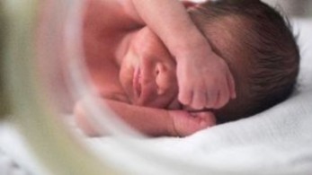 Παράνομες υιοθεσίες: η συγκλονιστική περιπέτεια μιας παρένθετης μητέρας