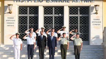 Υπουργείο Εθνικής Άμυνας: συγκίνηση στην τελετή απόδοσης τιμής στους νεκρούς στη Λιβύη (φωτό)