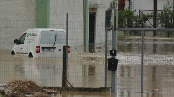 Δραματικές ώρες στην Καρδίτσα: το νερό στον Παλαμά έφτασε το 1,5 μέτρο