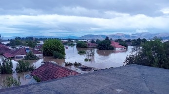 Κακοκαιρία: λιμνοθάλασσα ο κάμπος της Καρδίτσας - Στις στέγες των σπιτιών κάτοικοι
