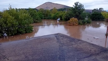Κακοκαιρία-Καρδίτσα: μητέρα βγάζει με βάρκα τα παιδιά της από το σπίτι (βίντεο)