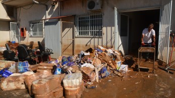 Φόβοι για υπερχείλιση της λίμνης Κάρλας - Μάχη με το νερό και τις λάσπες σε Λάρισα και Βόλο