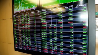 Το Bloomberg δίνει τον τόνο: η Ελλάδα αφήνει πίσω της την κρίση χρέους