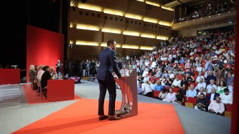 Ο επιχειρηματίας, ο στρατιωτικός και ο Παπ(π)άς: η Αριστερά σε… νέους δρόμους