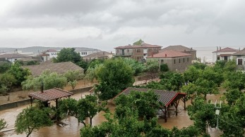 Κακοκαιρία: κύματα «καταπίνουν» αυτοκίνητο στο Πήλιο (βίντεο)