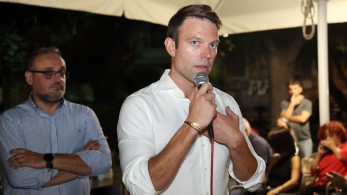 Στέφανος Κασσελάκης: η αβάσταχτη ελαφρότητα και η δυσβάσταχτη βαρύτητα