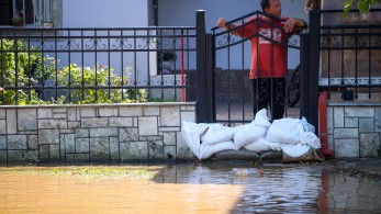 Θεσσαλία: συνεχίζεται η επιχείρηση απεγκλωβισμού - Ανησυχία για τη δημόσια υγεία