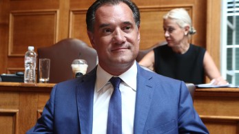 Αυτοτρολάρεται ο Άδωνις μετά την επισήμανση Μητσοτάκη για τα έδρανα του ΚΚΕ