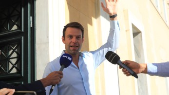 Δοξάζεται κρυπτόμενος ο υποψήφιος... ηγέτης