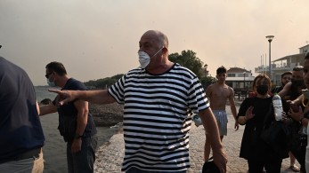 Μπέος: έβρεξε με μάνικα πολίτη που βρισκόταν έξω από το εκλογικό κέντρο αντιπάλου του (βίντεο)