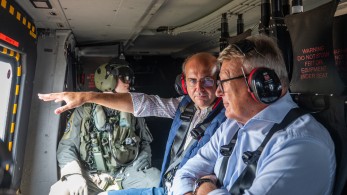 Θεσσαλία: επίσκεψη Χατζηδάκη και Επιτρόπου Σμιτ - «Είμαστε εδώ να οργανώσουμε μαζί όλα όσα πρέπει»