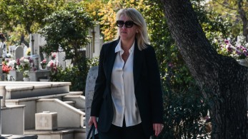 Ρένα Δούρου:  πέθανε η μητέρα της- Παρόντες στην κηδεία ο Στέφανος Κασσελάκης και ο Αλέξης Τσίπρας