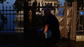 Στοπ στους μαυραγορίτες από το υπουργείο Ανάπτυξης - Πλαφόν στα είδη πρώτης ανάγκης