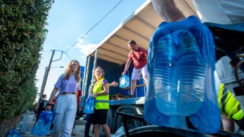 Στις 15.00 στον Βόλο το πρώτο μεγάλο φορτίο εμφιαλωμένων νερών από τη ΝΔ