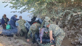 Ποιος είναι ο Άτλαντας - πεζοναύτης που ξάπλωσε στη λάσπη για να περάσει η ηλικιωμένη