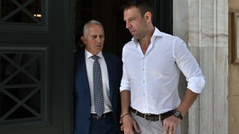 Ο Στέφανος Κασσελάκης με ένα βλέμμα καθηλώνει τον Ευ. Αποστολάκη