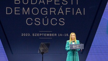 Πολύκαρπος Αδαμίδης στο «Μανιφέστο»: το μετέωρο βήμα της Μελόνι