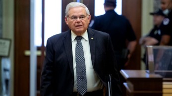 Μενέντεζ: θα κρατήσει την έδρα του στο Κογκρέσο