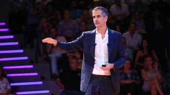 Μπακογιάννης: ένα διαφορετικό TikTok με τη Φωτεινή Λεομπίλλα για τα ναρκωτικά στην Αθήνα