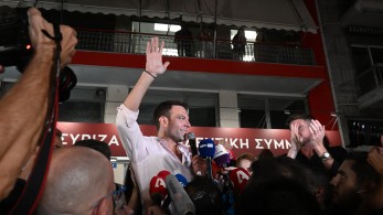 Με χειροκροτήματα και συνθήματα υποδέχθηκαν οι ψηφοφόροι του  ΣΥΡΙΖΑ τον νέο πρόεδρο του κόμματος Στέφανο Κασσελάκη