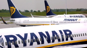 Βρυξέλλες - Ryanair: «καλωσόρισμα» με τάρτα στον διευθύνοντα σύμβουλο της εταιρείας από ακτιβιστές