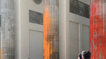 Βερολίνο: ακτιβιστές έριξαν πορτοκαλί και κίτρινη μπογιά στην Πύλη του Βραδεμβούργου