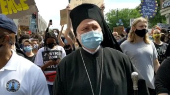 Ο Αρχιεπίσκοπος Αμερικής σε διαδήλωση για τα θύματα αστυνομικής βίας (vid)