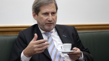 Ο επίτροπος Χαν υπέρ της ταχύτερης εξόφλησης του χρέους