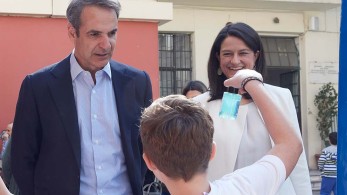 Ο επικός πιτσιρικάς που έκανε ότι λιποθύμησε όταν είδε τον Μητσοτάκη (vid)