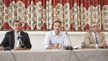 Ο πρωθυπουργός στους φορείς της Σαντορίνης: Η χώρα μας είναι ασφαλής προορισμός