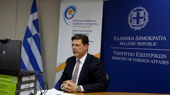 Τηλεδιάσκεψη Βαρβιτσιώτη-Χριστοδουλίδη: Παρουσίασε τους κύριους στόχους της Ελληνικής Προεδρίας
