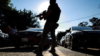 ΗΠΑ: Δίωξη σε αστυνομικούς που χτύπησαν με τέιζερ φοιτητές