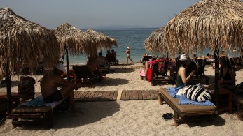Η ζέστη γέμισε τις παραλίες: Ανοικτές οι οργανωμένες πλαζ αλλά με μέτρα προστασίας