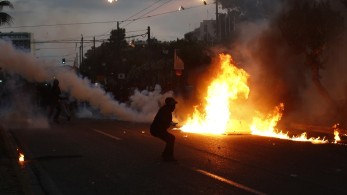 Δολοφονία Φλόιντ: Επεισόδια έξω από την αμερικανική πρεσβεία
