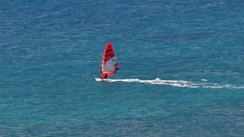 Καιρός: Καλοκαιρινές θερμοκρασίες με κατά τόπους καταιγίδες