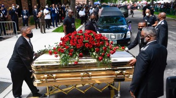 Συγκινητική τελετή στη μνήμη του Φλόιντ: “Άλλαξες τον κόσμο”