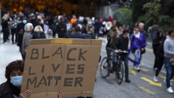 Πέντε δρόμοι της Νέας Υόρκης μετονομάζονται σε «Black Lives Matter»
