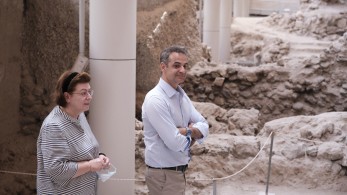 Η ξενάγηση του Κυριάκου Μητσοτάκη στο Ακρωτήρι Θήρας από την υπουργό Πολιτισμού (vid)