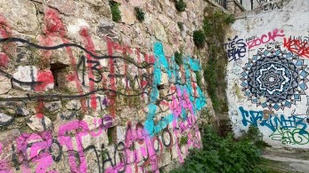 Αντιγκράφιτι επιχείρηση στα Αναφιώτικα από τον Δήμο Αθηναίων