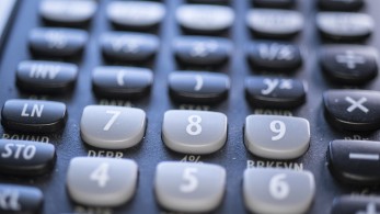 Υπέρ μείωσης εισφορών αντί φόρο-μειώσεων η κυβέρνηση