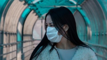 Κορωνοϊός: Μάσκες σε δημόσιους χώρους συνιστά ο ΠΟΥ