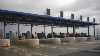 Ευφάνταστος Λαρισαίος πληρώνει στα διόδια με φτυαράκι και κουβαδάκι παραλίας!