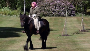 Βασίλισσα Ελισάβετ: Έκανε ιππασία μετά την καραντίνα (pics)