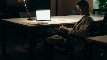Αναστολή συμβάσεων και επιδότηση μισθού: Ποιους αφορά και τι πρέπει να γνωρίζουν