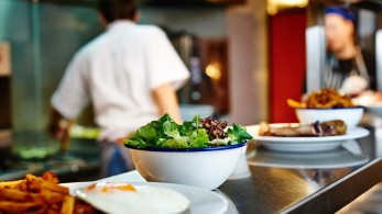 Το πρώτο 15θήμερο του Ιουνίου ανοίγουν οι εσωτερικοί χώροι στην εστίαση