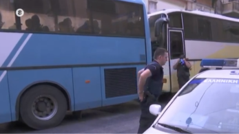 Σε εξέλιξη επιχείρηση της αστυνομίας στα Εξάρχεια – Μπαράζ εμπρησμών στην Αττική