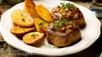Φιλέ μινιόν με σάλτσα μουστάρδας και πατάτες με αρωματικά βότανα
