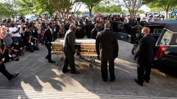 Χιλιάδες άνθρωποι απέτισαν φόρο τιμής στον Τζορτζ Φλόιντ στο Χιούστον