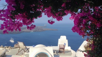Αφιέρωμα της ΒILD στον τουρισμό: «Το ελληνικό κρασί είναι ήδη παγωμένο!»