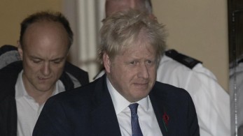 Βρετανία: Η παραβίαση του lockdown από τον Κάμινγκς φέρνει την πρώτη παραίτηση